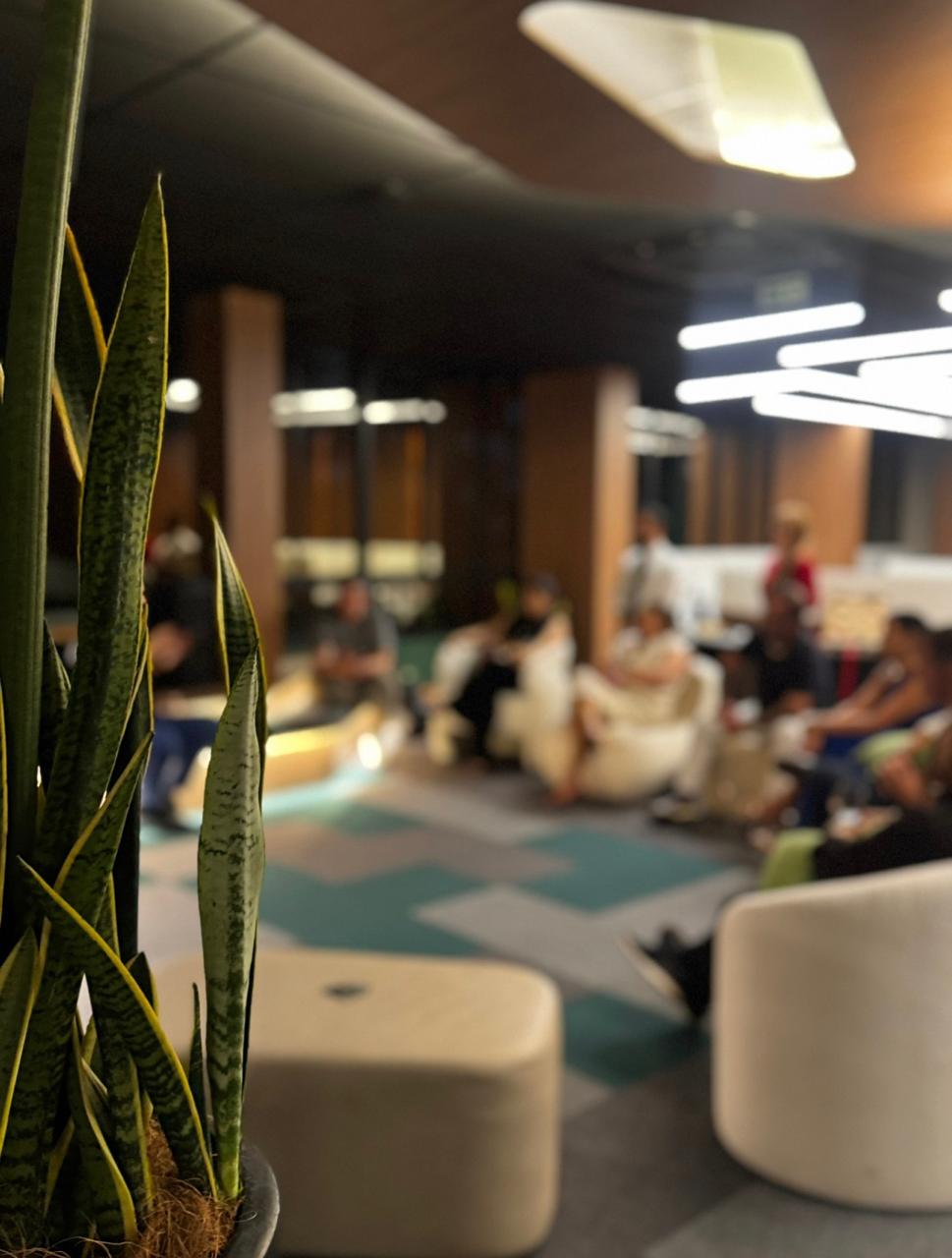 Convidados reunidos em roda durante uma edição anterior do encontro